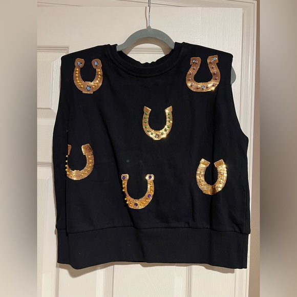 Queen of Sparkles NWT 🐴✨ Horseshoe Shoulder Pad Sweater Tank Size L Black - Picture 2 of 4